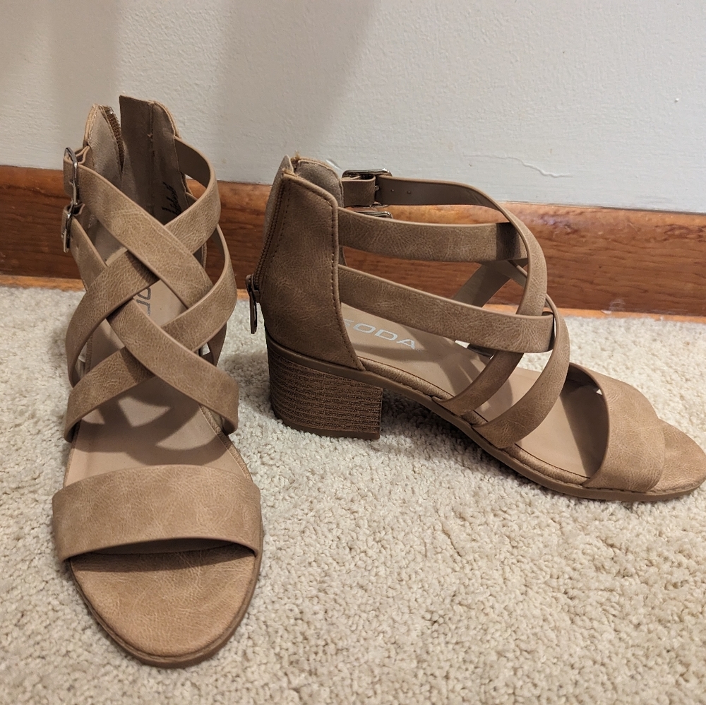 Soda Girls Size 3M Tan Sandals